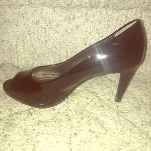 New bandolino peep toe pumps